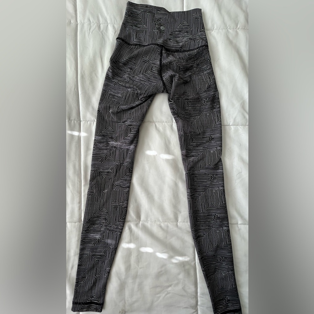 Women’s Lululemon leggings Sz. 2 - Picture 3 of 4
